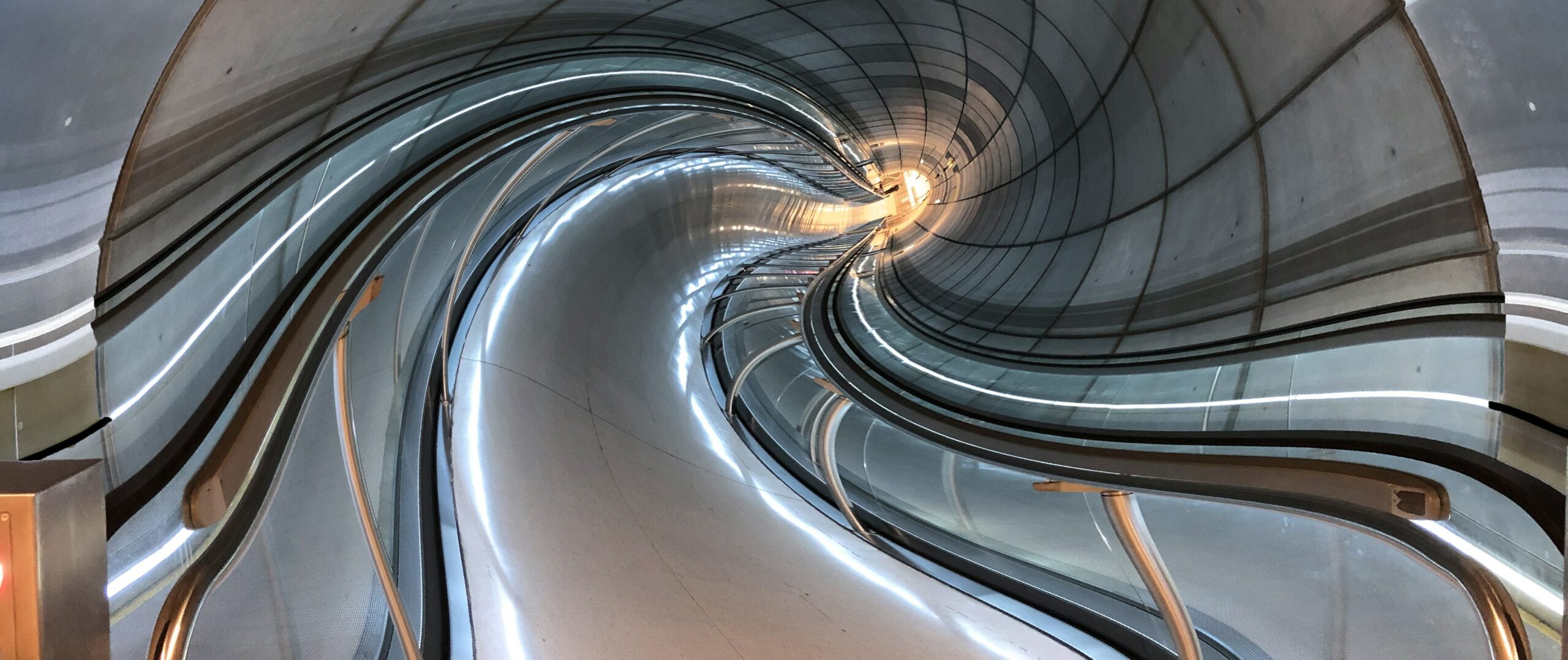 photographies déformées d’un tunnel lumineux d'une ballade en ville par Charlotte Smague