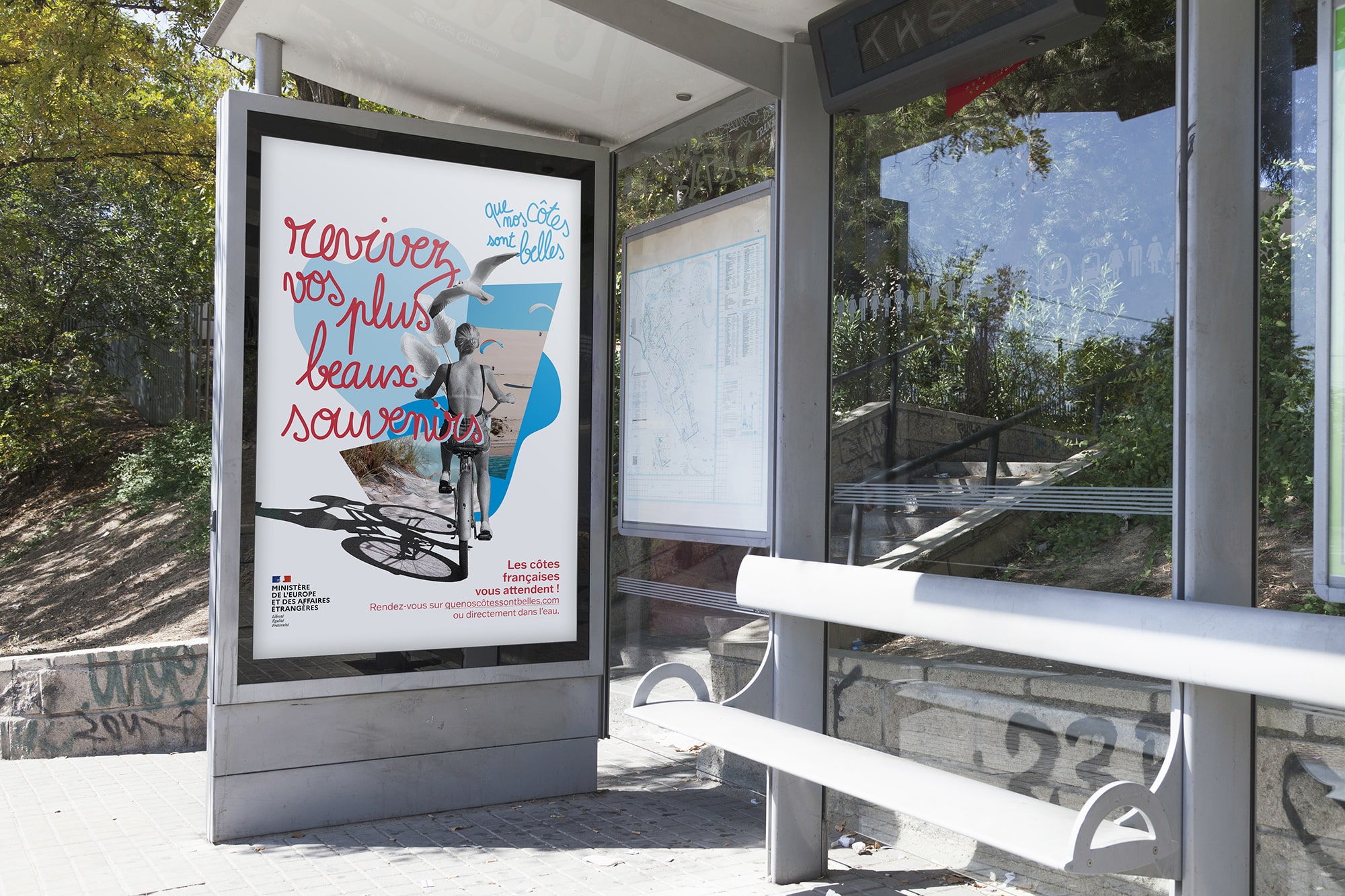 branding touristique pour la mer de France affiche touristique où l'on voit la mer dans un abri-bus par Charlotte Smague