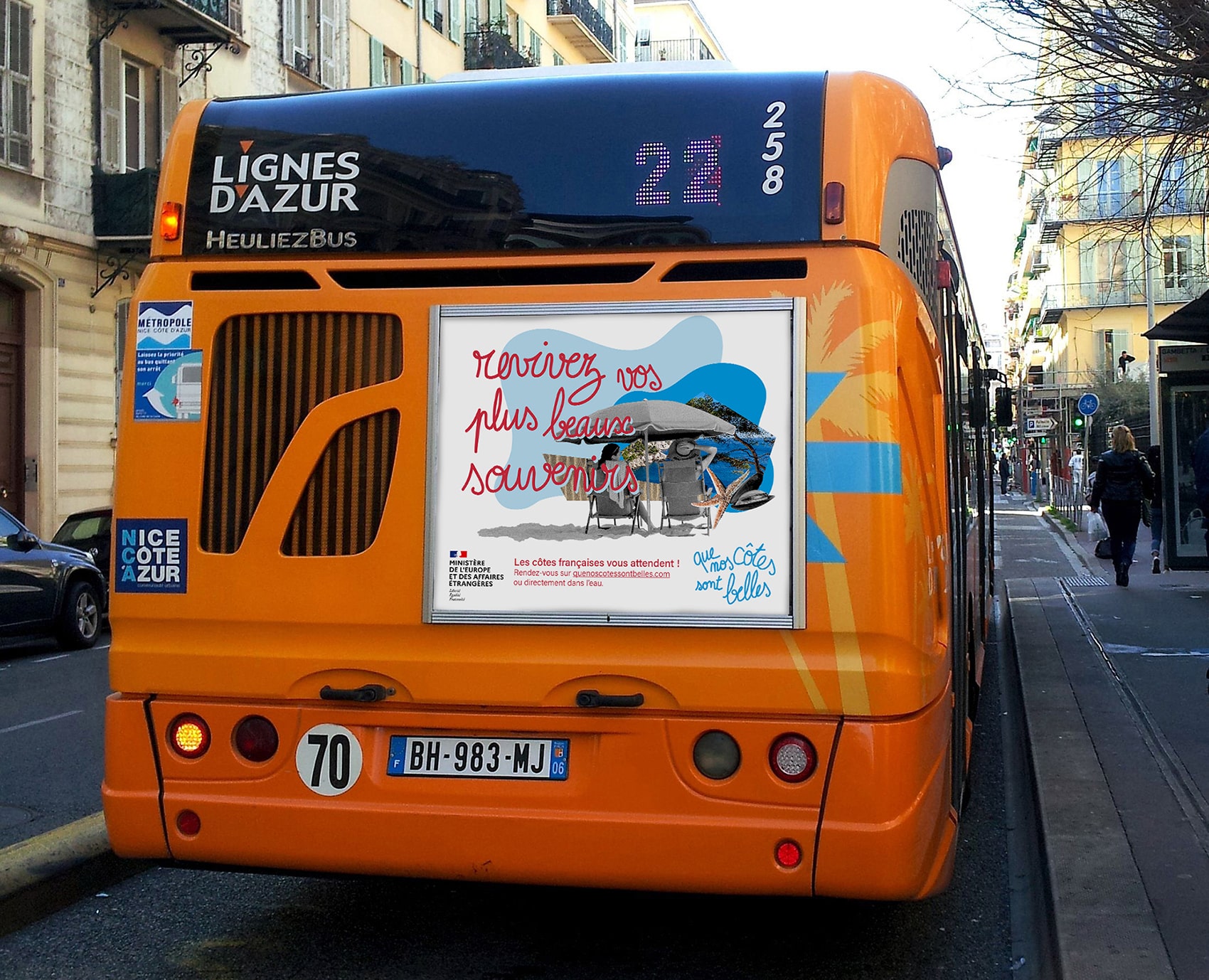 branding touristique pour la mer de France affiche touristique où l'on voit la mer derrière un bus par Charlotte Smague