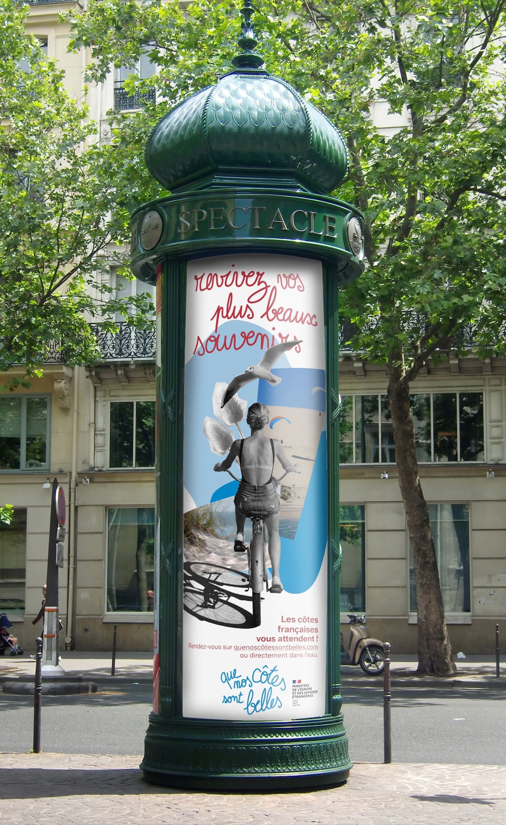 branding touristique pour la mer de France affiche avec écrit "revivez vos plus beau souvenir, que nos côtes sont belles" dans une colonne morris par Charlotte Smague